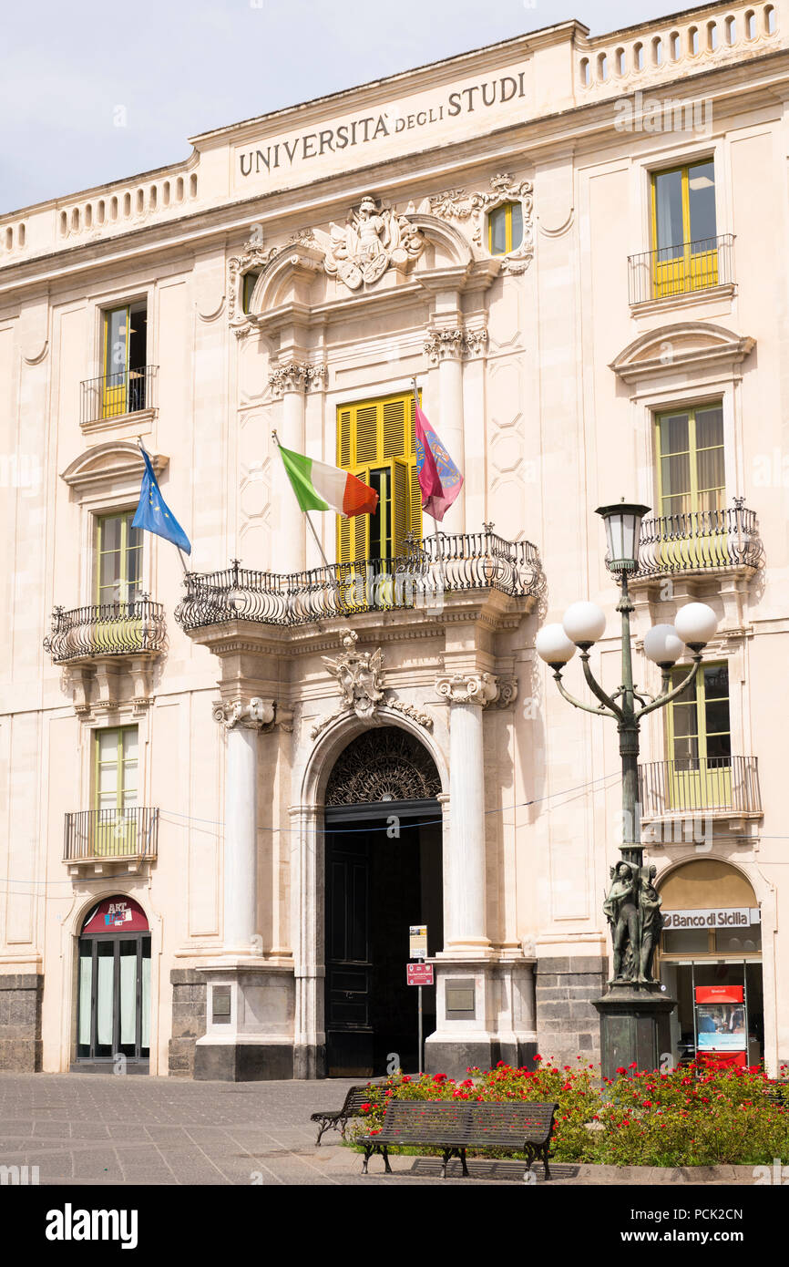 Sicilia Italia Piazza Università degli Studi di Catania Università di Catania balcone bandiere gialle persiane di legno scena di strada luce Palazzo Paterno Foto Stock