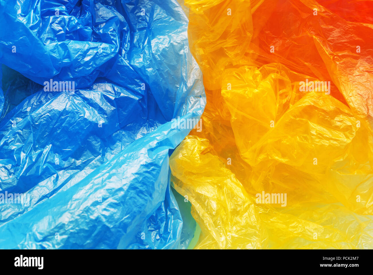 Pila di variopinti sacchetti di plastica, il consumismo e l'inquinamento ambientale concetto Foto Stock