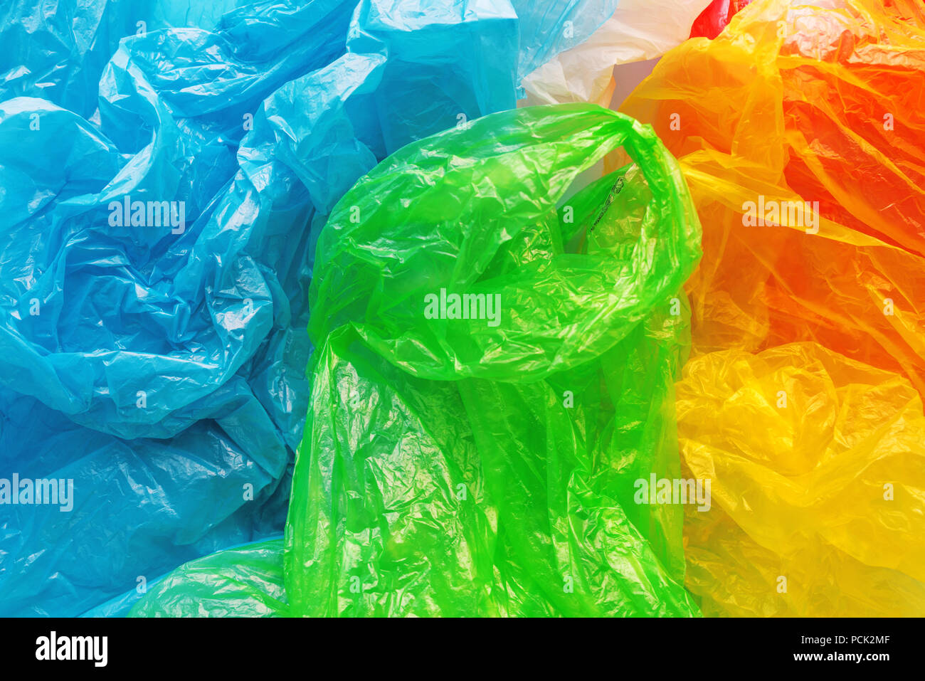 Pila di variopinti sacchetti di plastica, il consumismo e l'inquinamento ambientale concetto Foto Stock