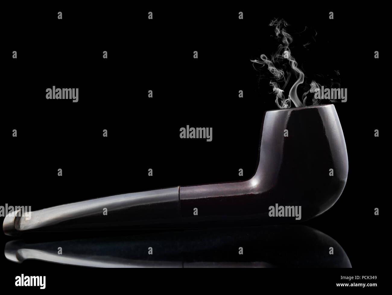 Tubo di fumo su sfondo nero, isolata, con la riflessione e il fumo Foto Stock