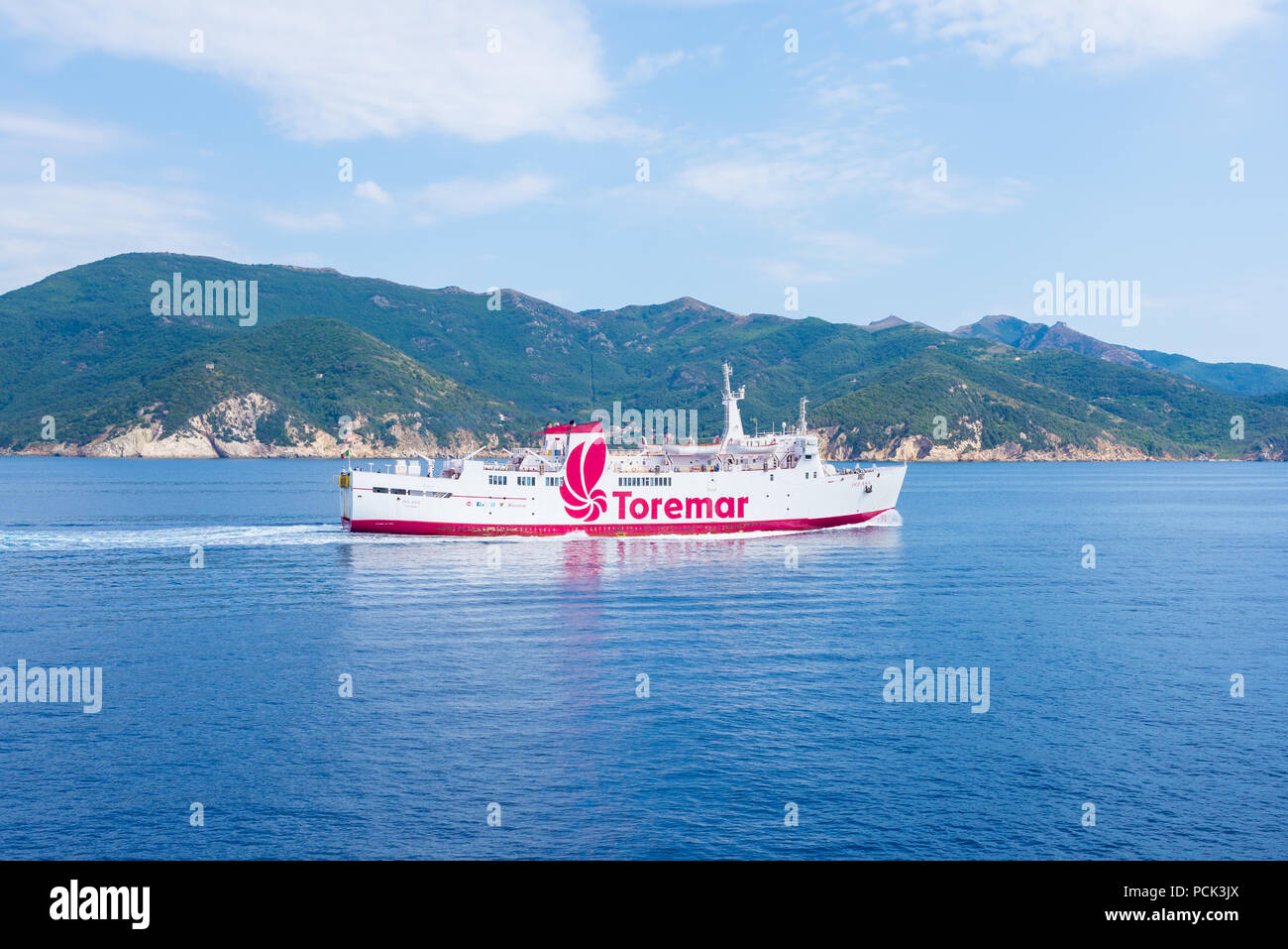 La Toremar Oglasa traghetto passeggeri sailiing lungo la costa nord dell'isola d'Elba, Toscana, Italia Foto Stock