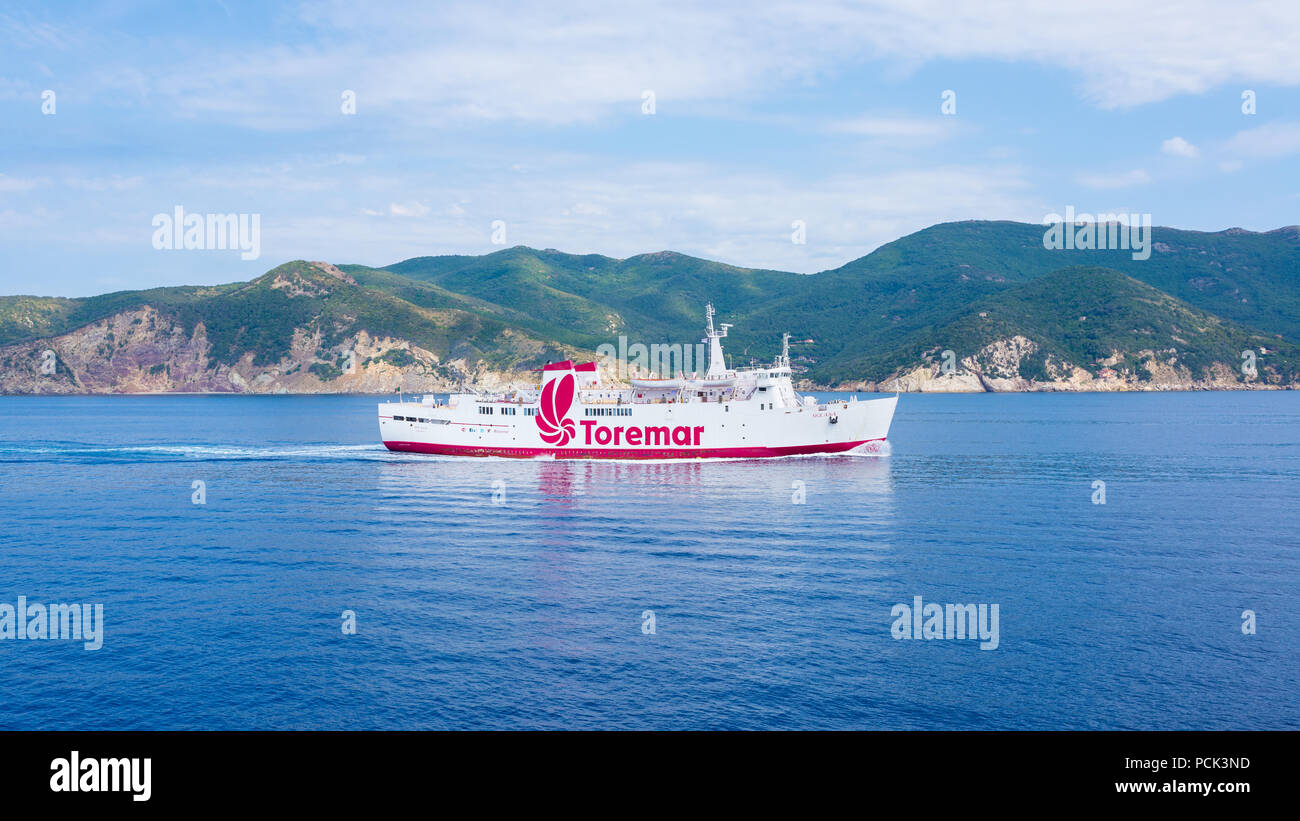 La Toremar Oglasa traghetto passeggeri vela lungo la costa nord dell'isola d'Elba, Toscana, Italia Foto Stock