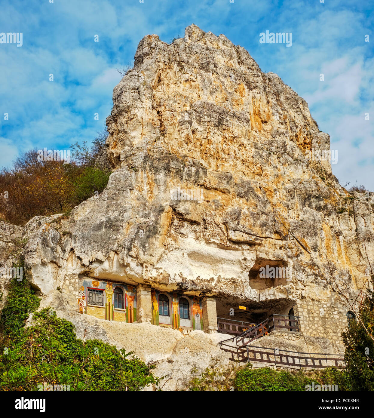 Basarbovo, Bulgaria - 11 novembre 2017. Il monastero di roccia 'St Dimitrii di Basarbovo', Bulgaria. Chiesa rupestre. Foto Stock