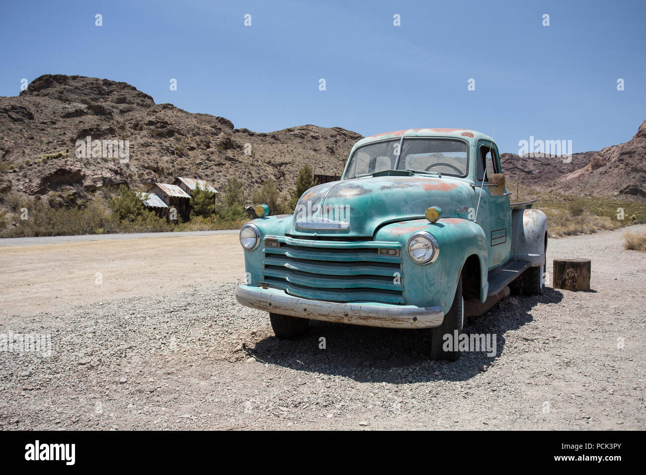 Un vecchio weathered vintage Chevy pick up truck abbandonati nel deserto del Nevada. Foto Stock