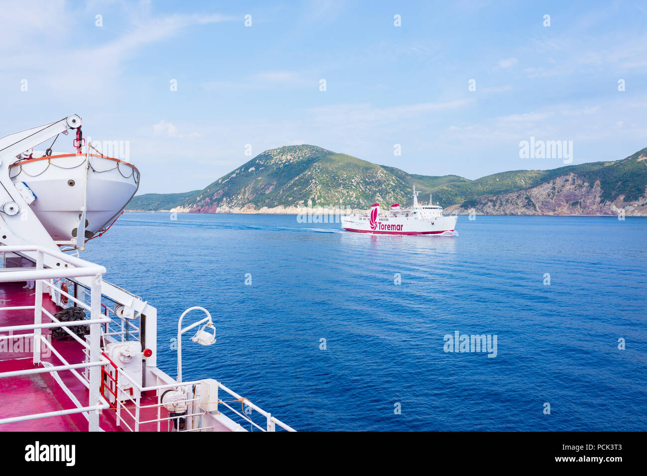 La Toremar Oglasa traghetto passeggeri vela lungo la costa nord dell'isola d'Elba, Toscana, Italia Foto Stock