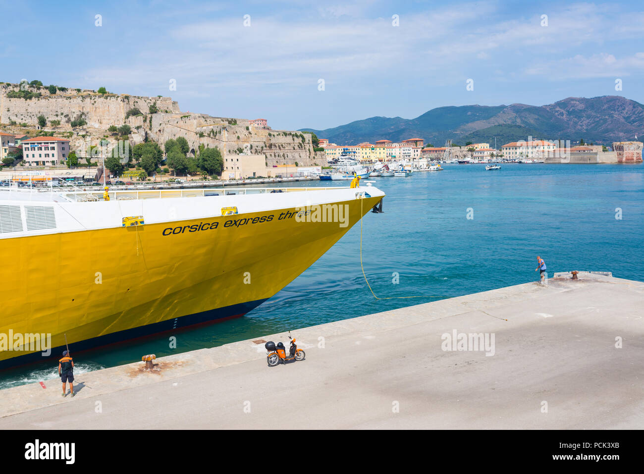 La Corsica ferries veloce traghetto passeggero arriva al porto di Portoferraio, Isola d'Elba, Toscana, Italia Foto Stock