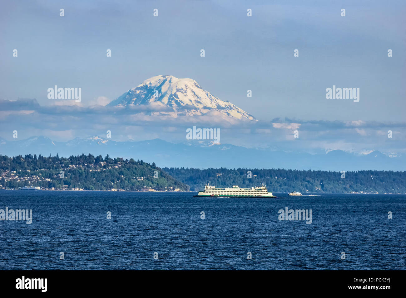 Puget Sound con il Monte Rainier al di sopra di Seattle in background, nello stato di Washington, USA. Foto Stock