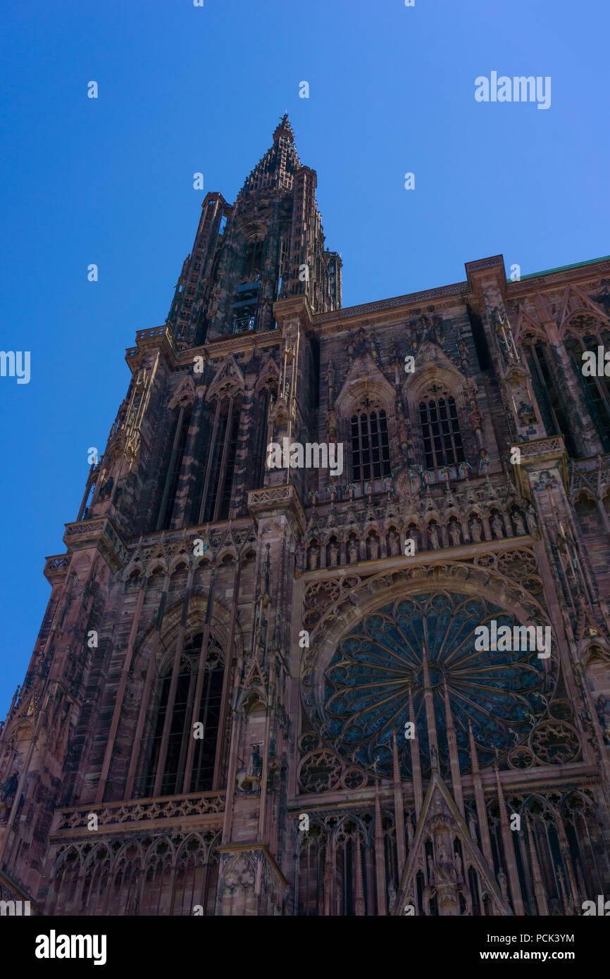 La facciata anteriore della iconico punto di riferimento la cattedrale di Strasburgo in una giornata di sole con cielo blu, Francia. Foto Stock