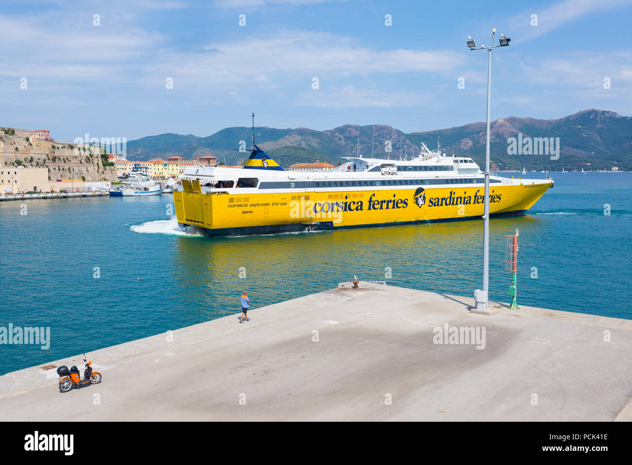 La Corsica ferries veloce traghetto passeggero arriva al porto di Portoferraio, Isola d'Elba, Toscana, Italia Foto Stock