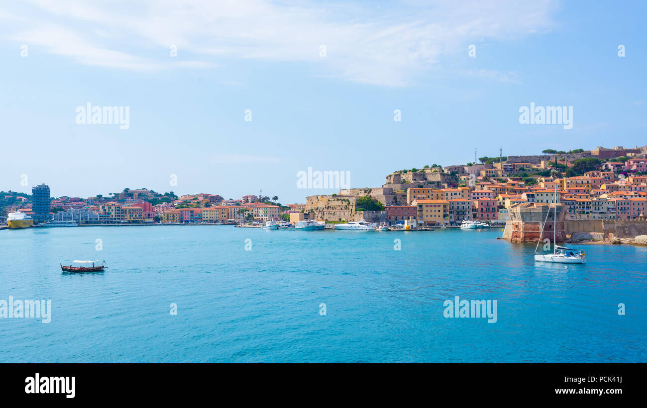 Portoferraio città medievale e il porto visto dal mare, l'isola d'Elba, Toscana, Italia Foto Stock