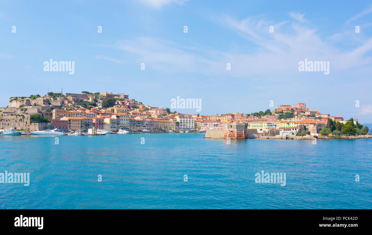 Portoferraio città medievale e il porto visto dal mare, l'isola d'Elba, Toscana, Italia Foto Stock