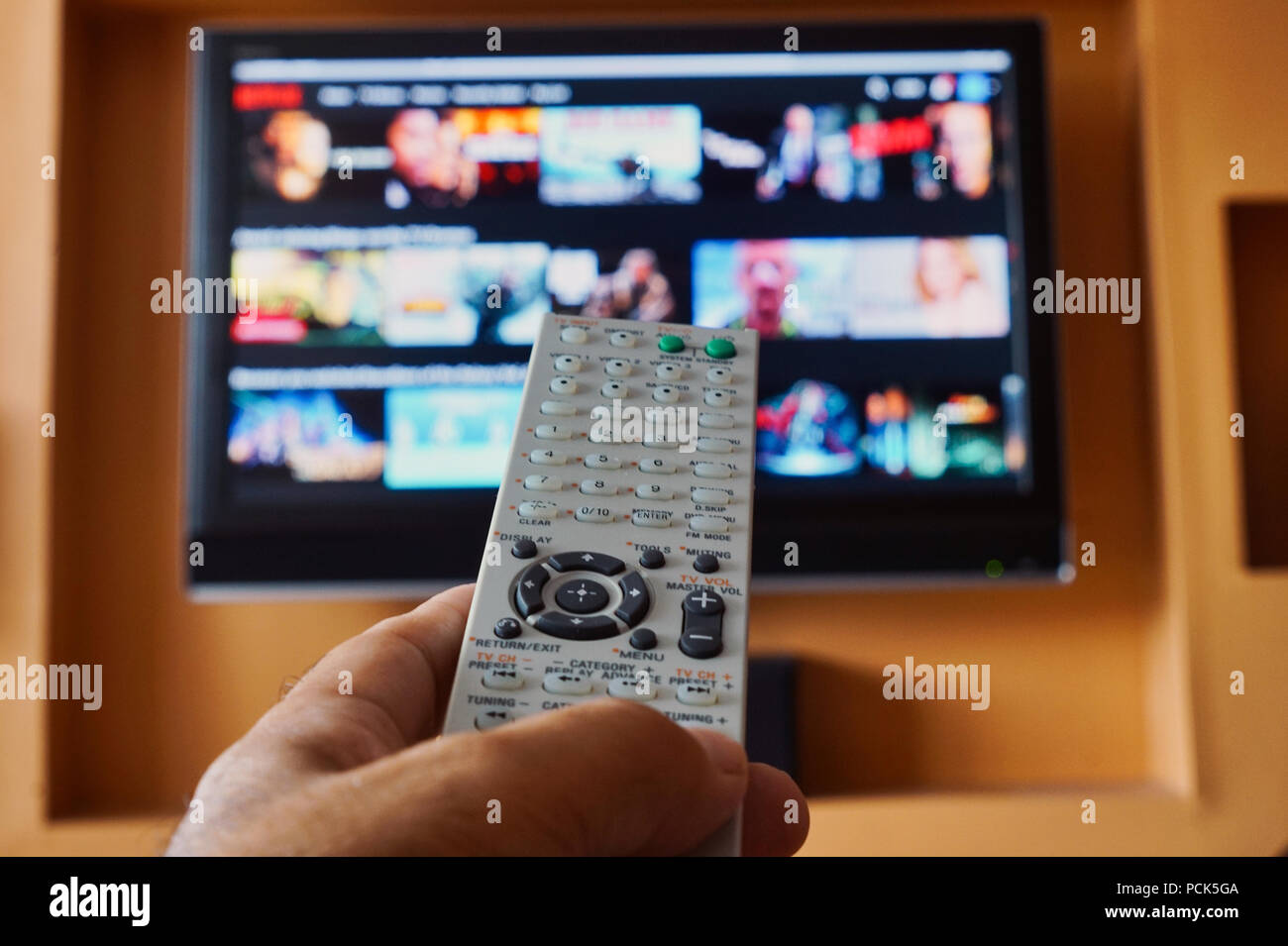 Montreal, Canada, 1 Agosto 2018.Close-up di un telecomando tv davanti a uno schermo televisivo.Credit Mario Beauregard/Alamy Live News Foto Stock