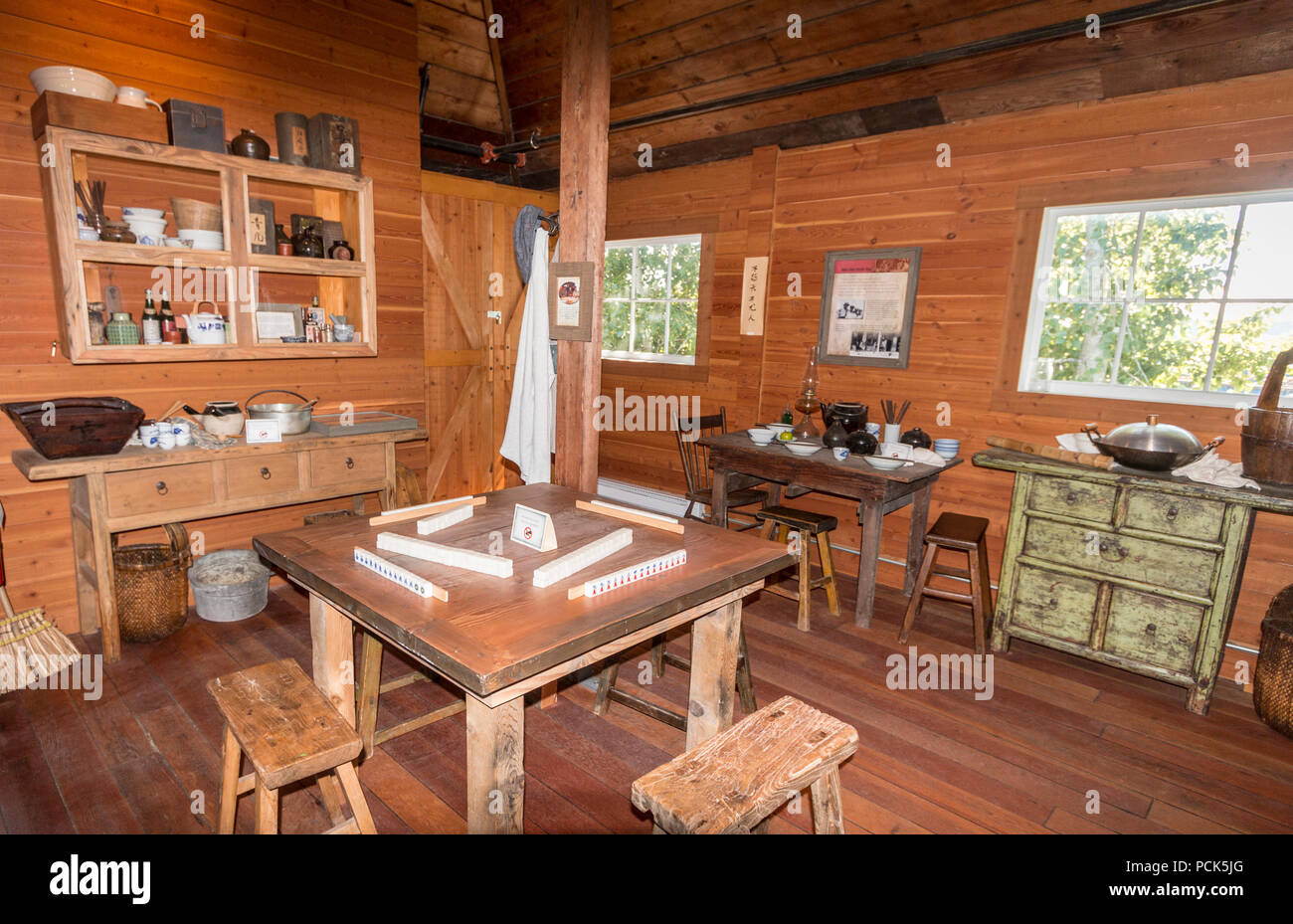 Gli uomini cinesi's Bunkhouse al Britannia cantieri Sito Storico di Steveston, BC, Canada. Ci sono stati spesso 100 uomini in un edificio di quasi 100 x 50 piedi. Qui è la cucina con i pezzi di gioco sul tavolo Foto Stock