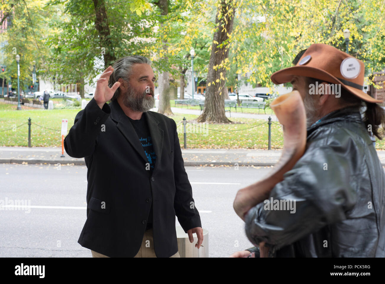 Jason Patrick, sinistra, convenuta nel febbraio 14th, 2017 trial al di fuori del palazzo di giustizia in chat con David Brugger e altri manifestanti di sostegno. Foto Stock