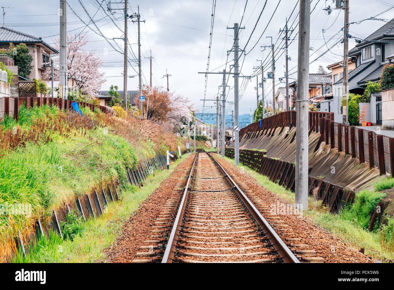 Stazione di Kyoto e la città vecchia con la fioritura dei ciliegi a Kyoto, Giappone Foto Stock