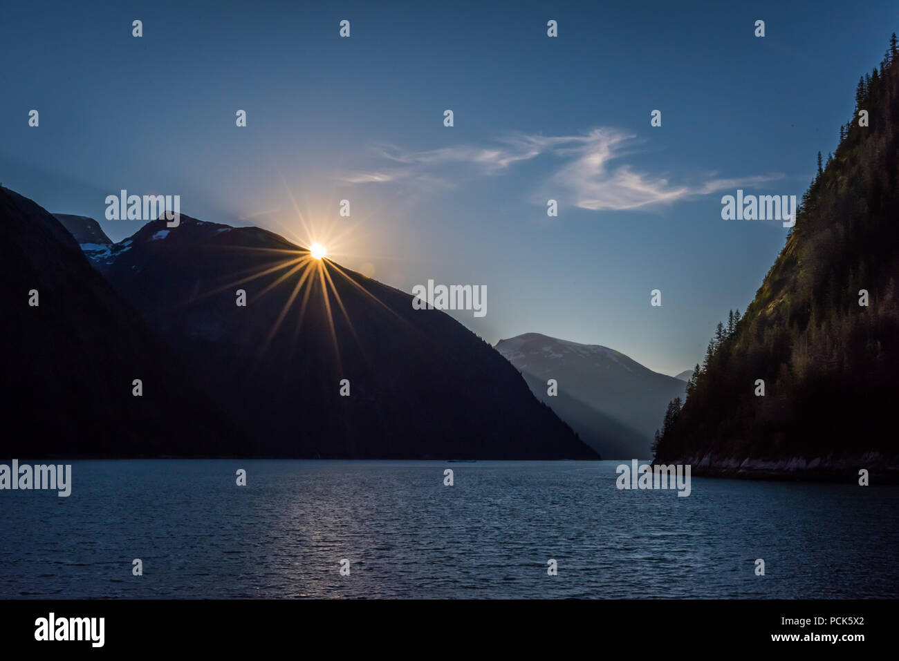 Sunrise all'entrata di Tracy Arm Fjord appena prima del sorgere del sole. Alaska, Stati Uniti d'America. Foto Stock