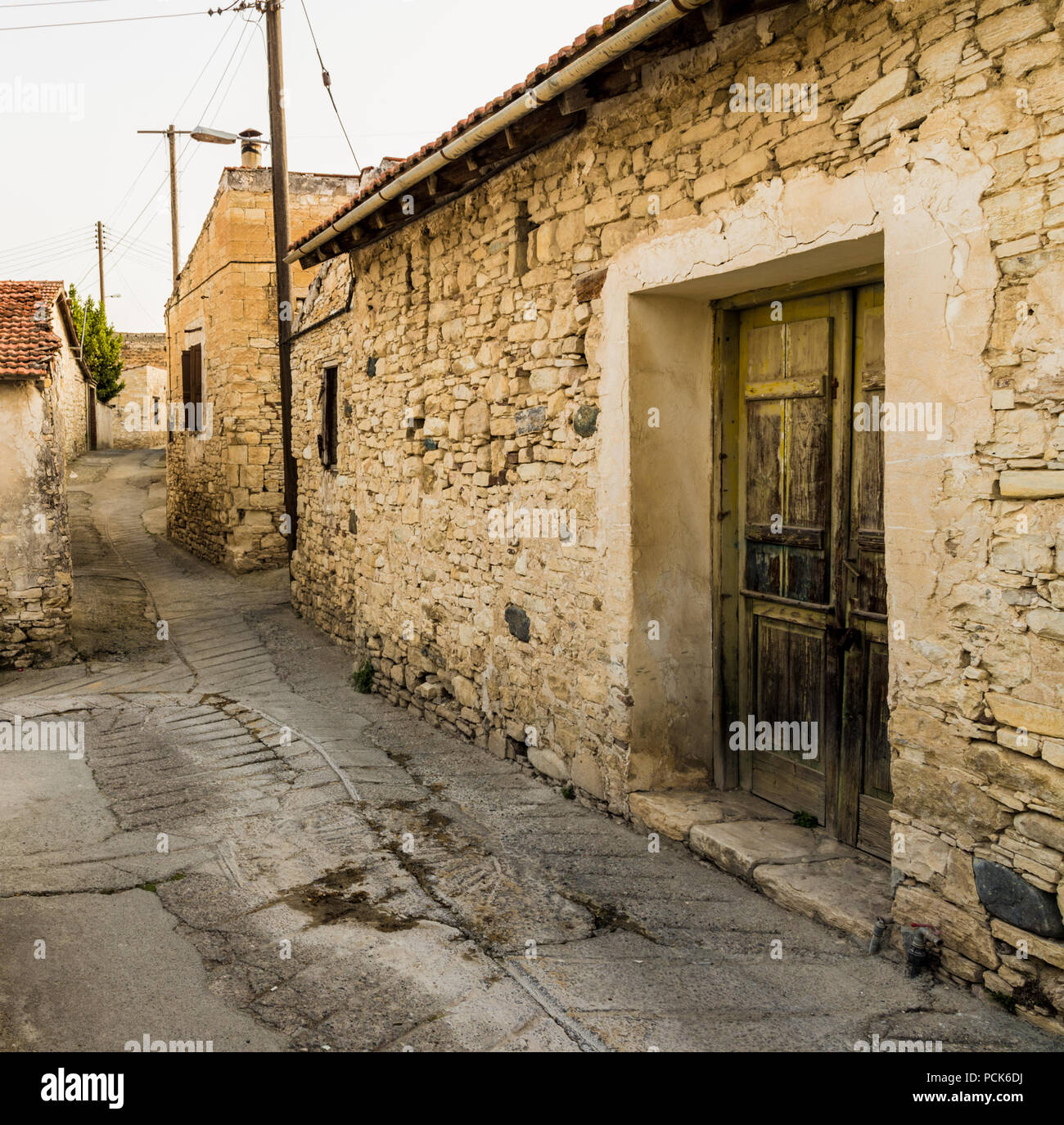 Omodos, Cipro. Maggio 2018. Un pictureesque street nel tradizionale villaggio di Omodos a Cipro. Foto Stock