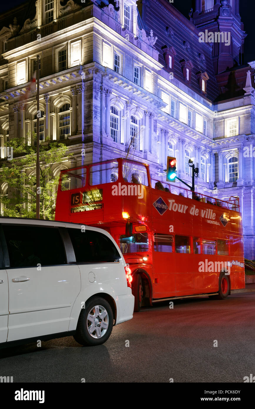 Un rosso double decker bus londinese di Montreal con l'Hotel de Ville dietro nel vecchio quartiere di Porta Foto Stock