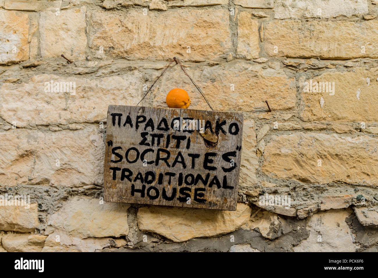 Omodos, Cipro. Maggio 2018. Un segno per una casa locale noto come casa di Socrate, che è ora un museo nel tradizionale villaggio di Omodos a Cipro. Foto Stock