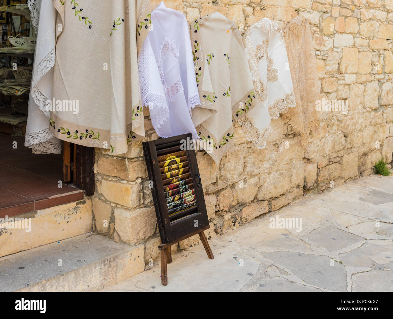 Omodos, Cipro. Maggio 2018. Pizzo locale per la vendita nel tradizionale villaggio di Omodos a Cipro. Foto Stock