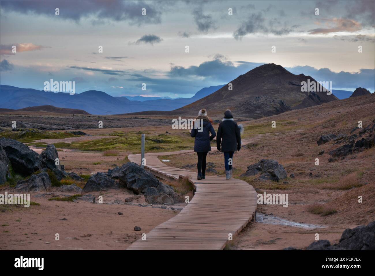 Le persone che si recano al vulcano Krafla in Islanda per fare una passeggiata a piedi Foto Stock