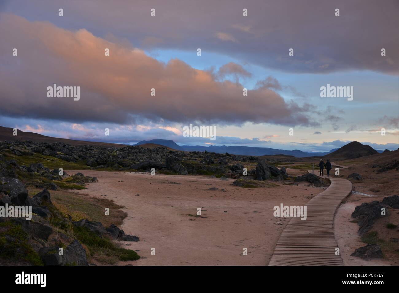 Le persone che si recano al vulcano Krafla in Islanda per fare una passeggiata a piedi Foto Stock