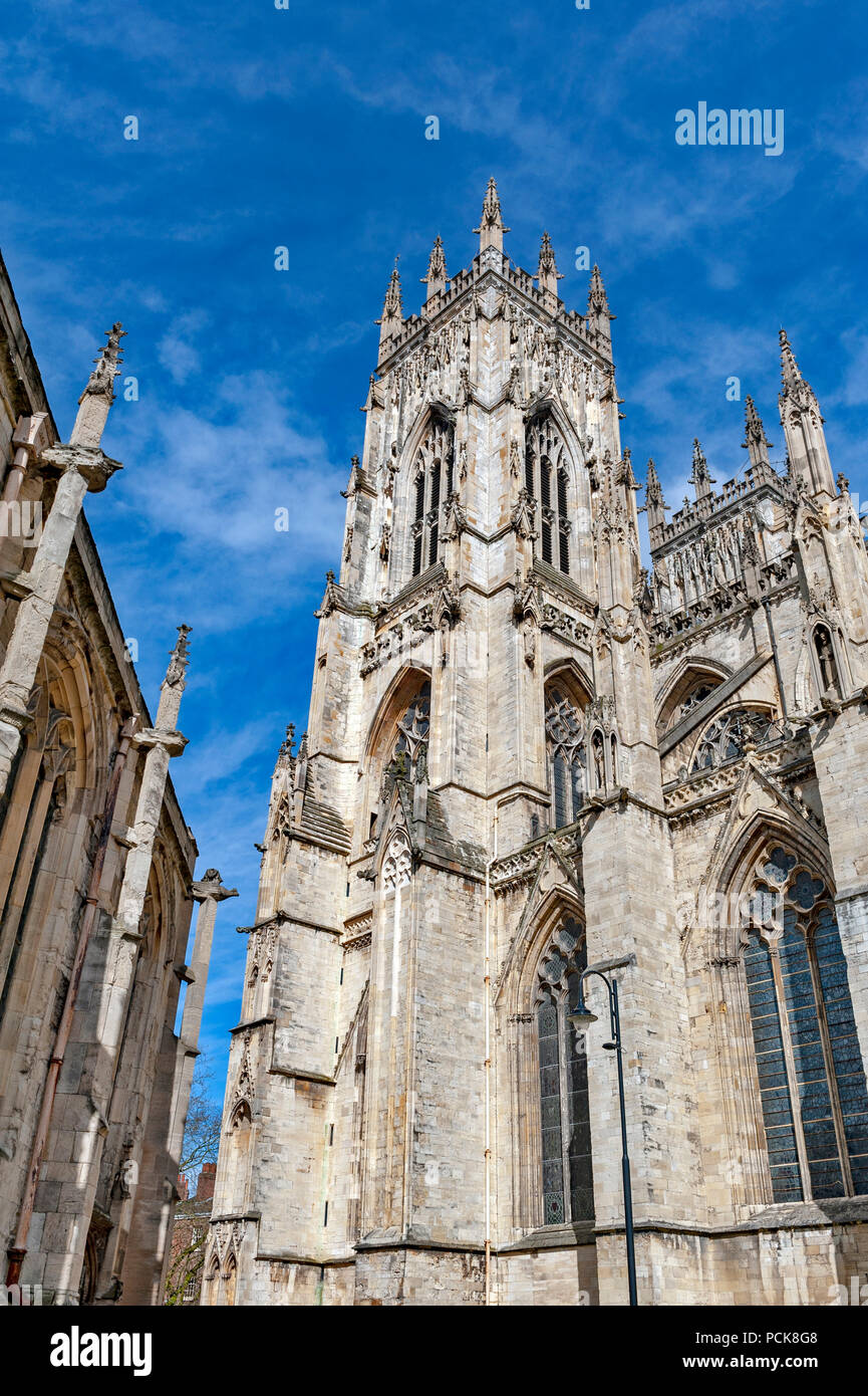 Exterior Edificio della cattedrale di York Minster, la storica cattedrale costruita in inglese stile architettonico gotico si trova nella città di York, England, Regno Unito Foto Stock