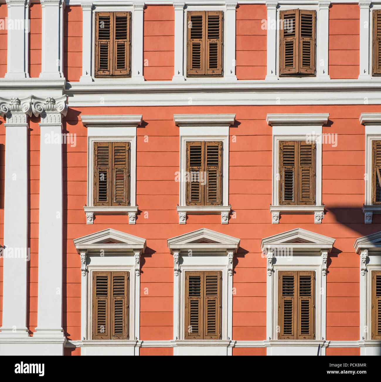 Classico edificio italiano parete con molte finestre chiuse Foto Stock