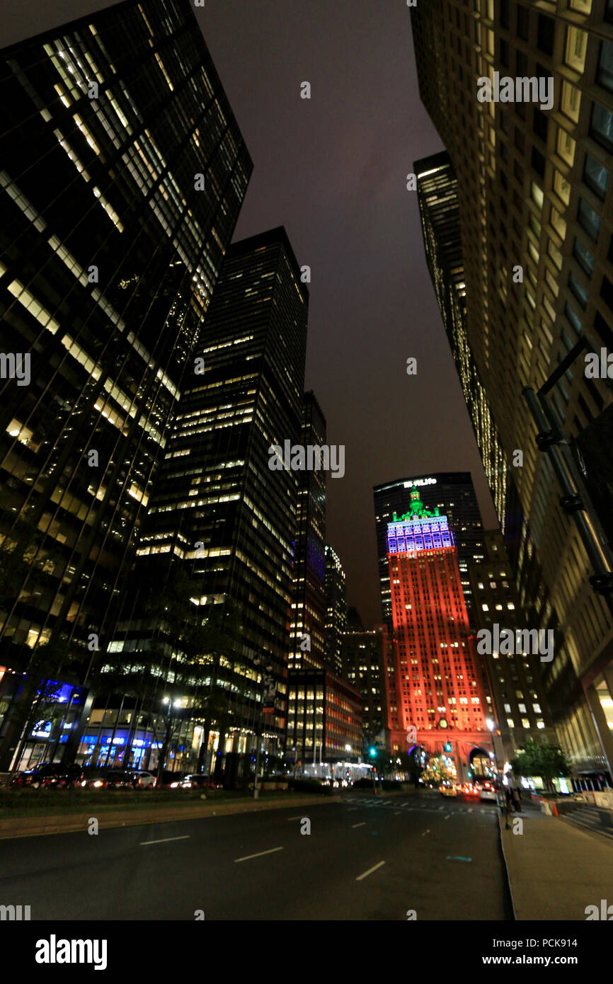 Vista notturna della Helmsley edificio a Manhattan, New York City, NY, Stati Uniti Foto Stock