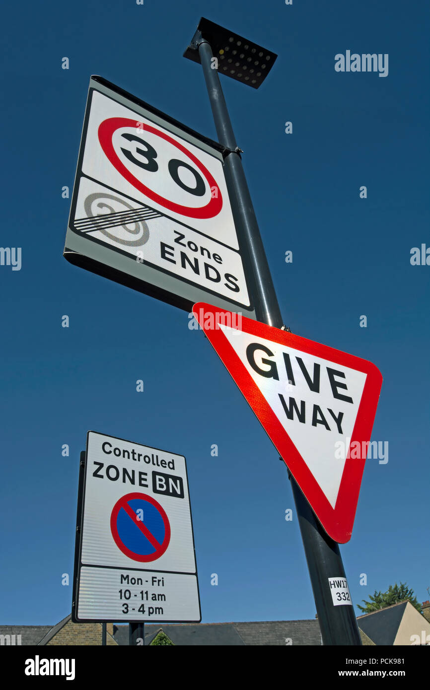 British cartelli stradali che indicano danno modo, l'inizio di una 30mph  limite di velocità e