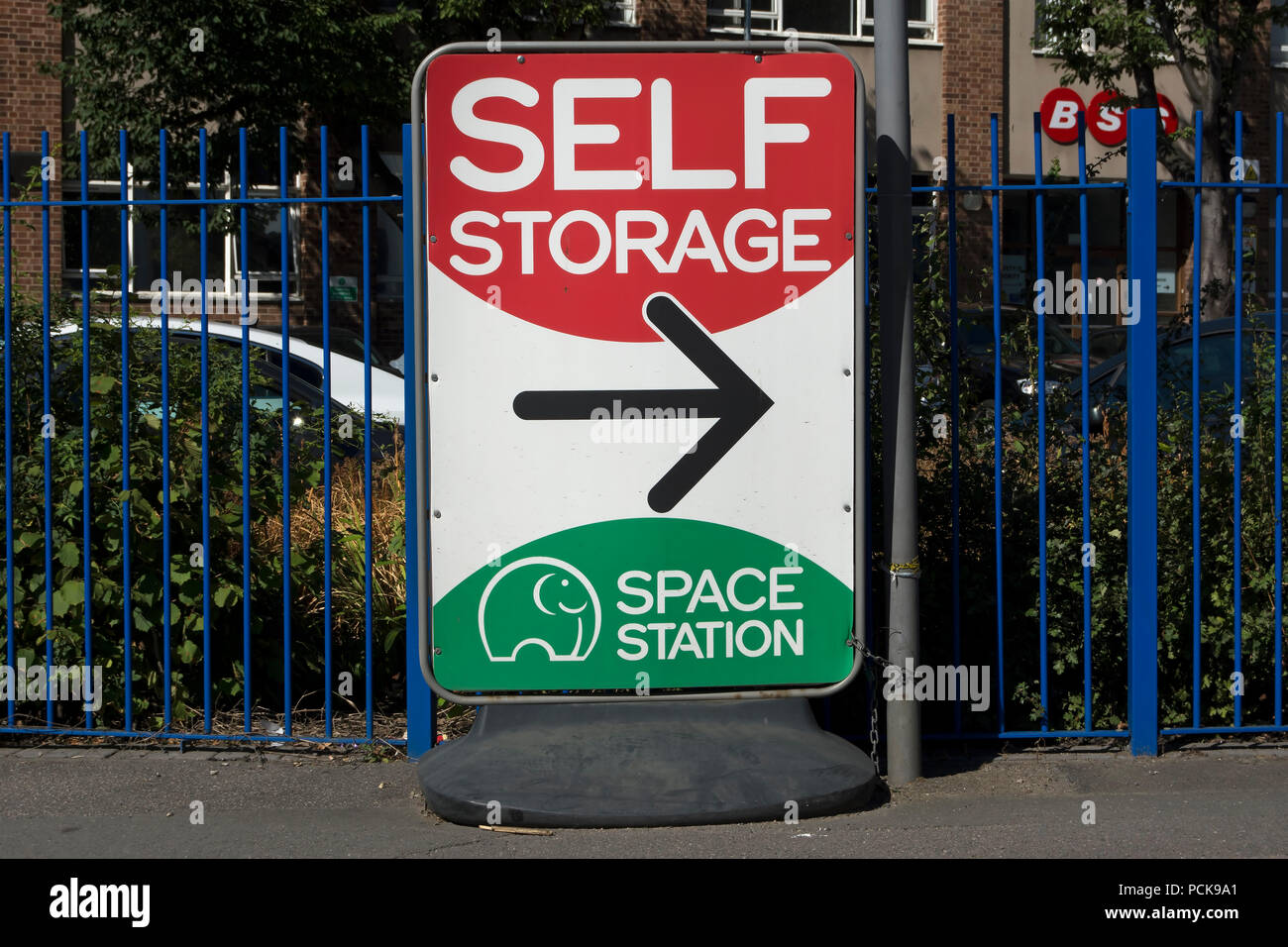 Scheda permanente annuncio stradale e le indicazioni per un proprio impianto di stoccaggio chiamato stazione spaziale di Brentford, Londra, Inghilterra Foto Stock