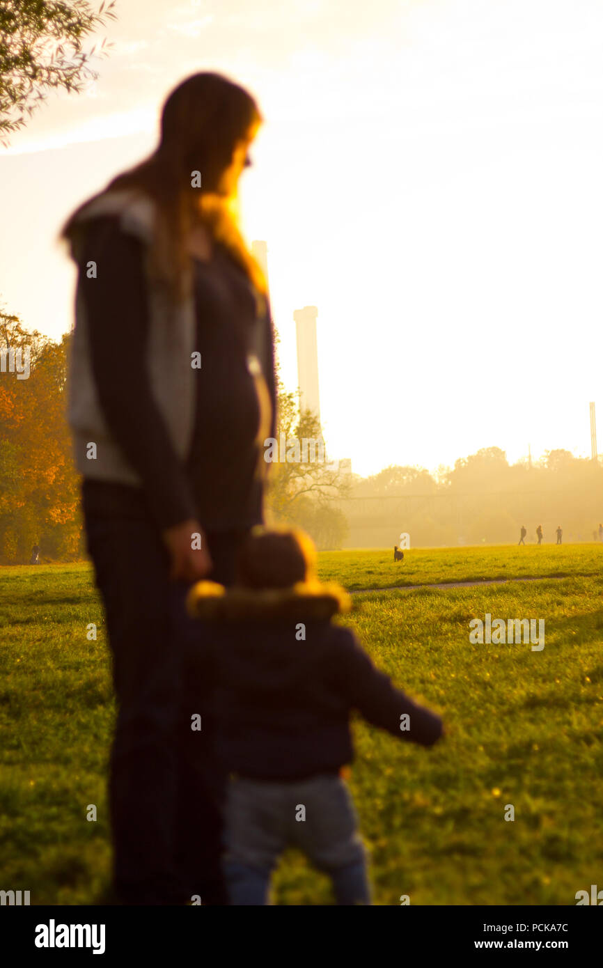 Donna con bambino di sera Foto Stock