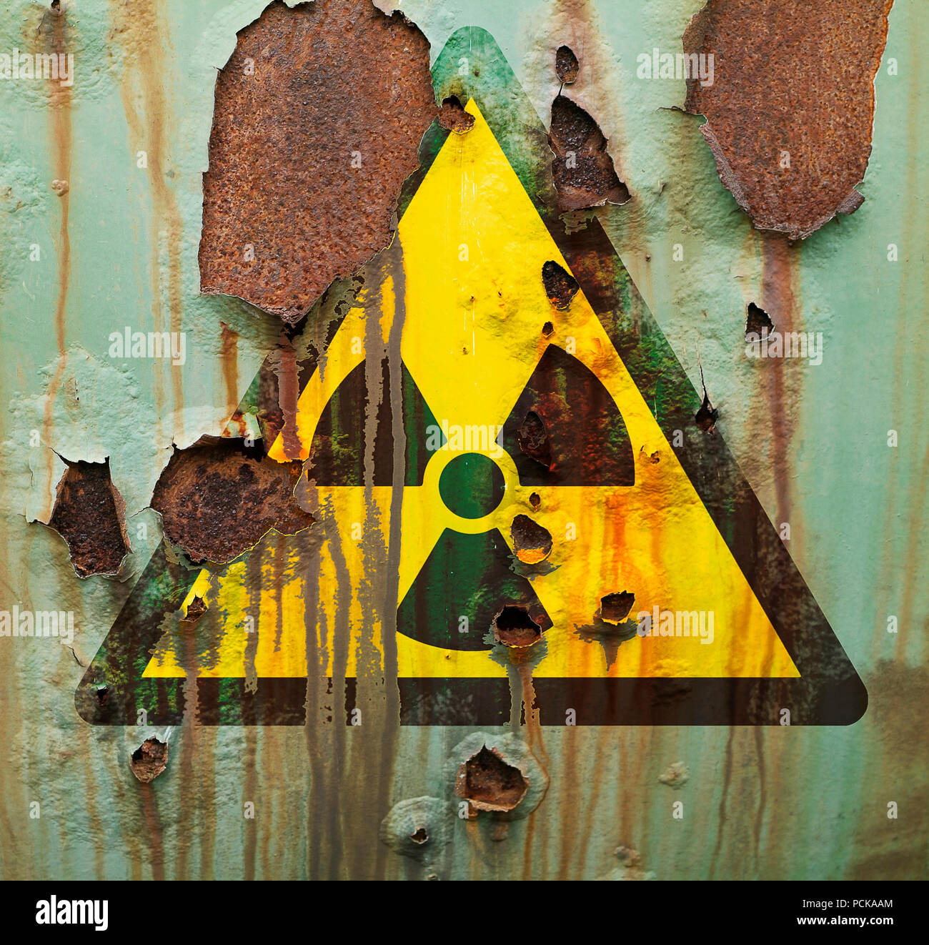 Arrugginita,segnaletica di pericolo,rifiuti nucleari,radioattività Foto Stock