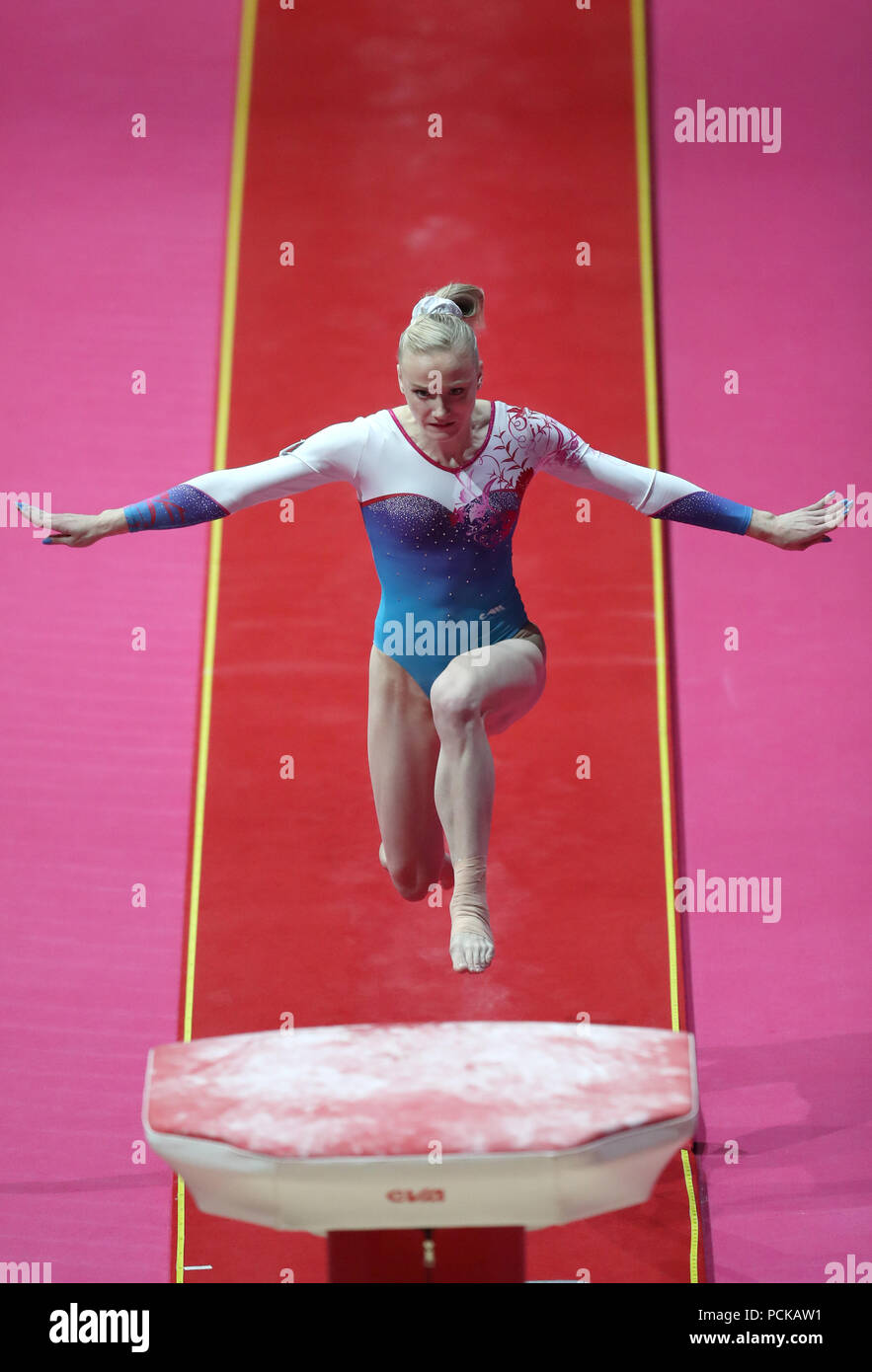 La Polonia Gabriela Janik sulla volta durante il giorno uno del 2018 Campionati Europei al SSE idro, Glasgow. Foto Stock