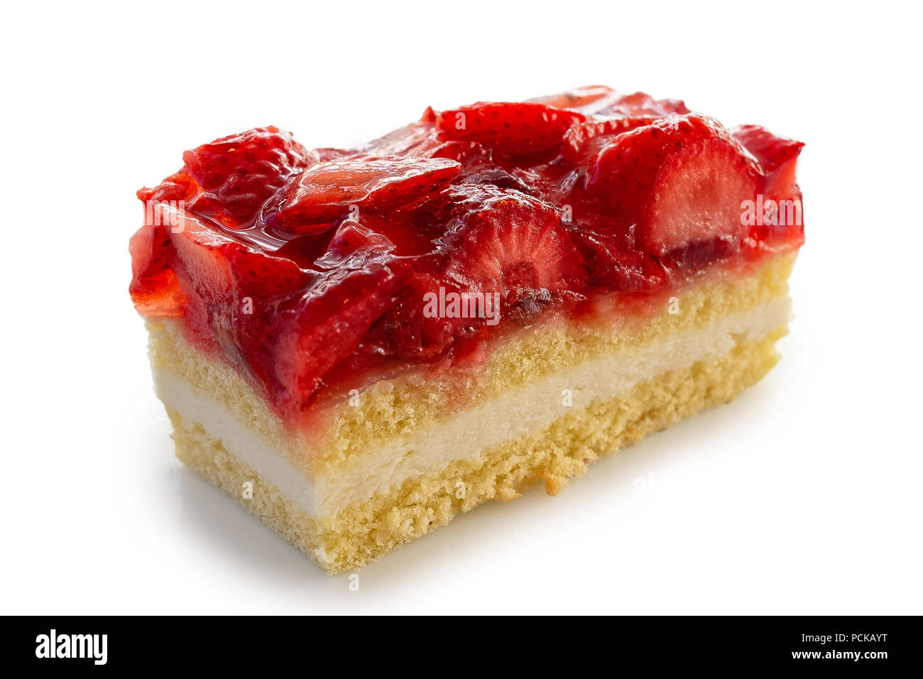 Fette di pan di spagna e rabboccato con fragole e jelly isolato su bianco. Foto Stock