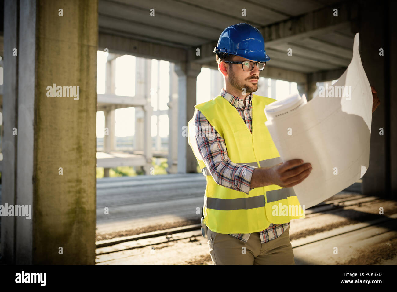 Giovane uomo d affari sito in costruzione engineer Foto Stock