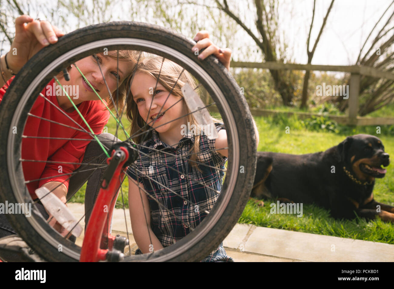 Madre e figlia riparazione bicicletta insieme Foto Stock