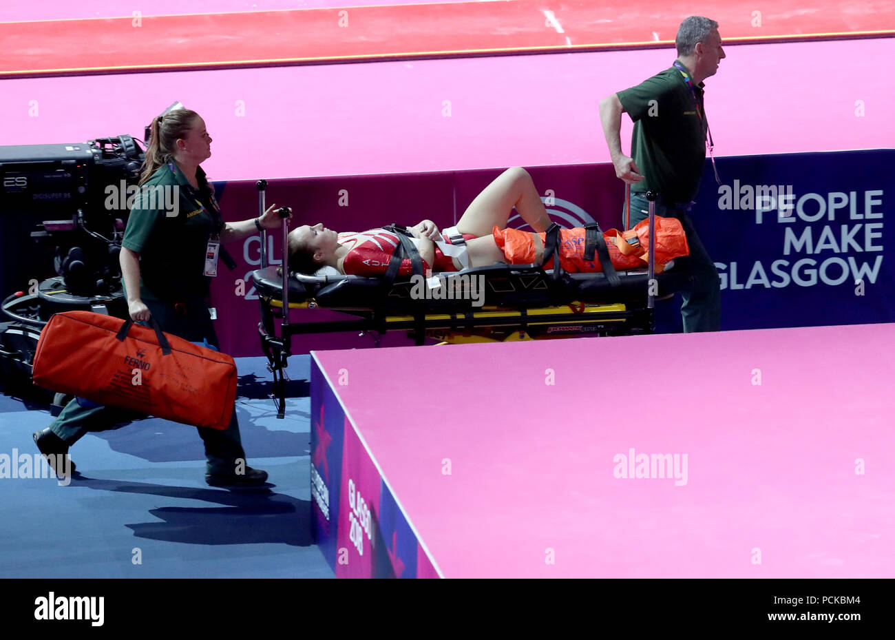 Dell'Austria Jasmin Mader è stretchered off dopo un pregiudizio sulla volta durante il giorno uno del 2018 Campionati Europei al SSE idro, Glasgow. Foto Stock