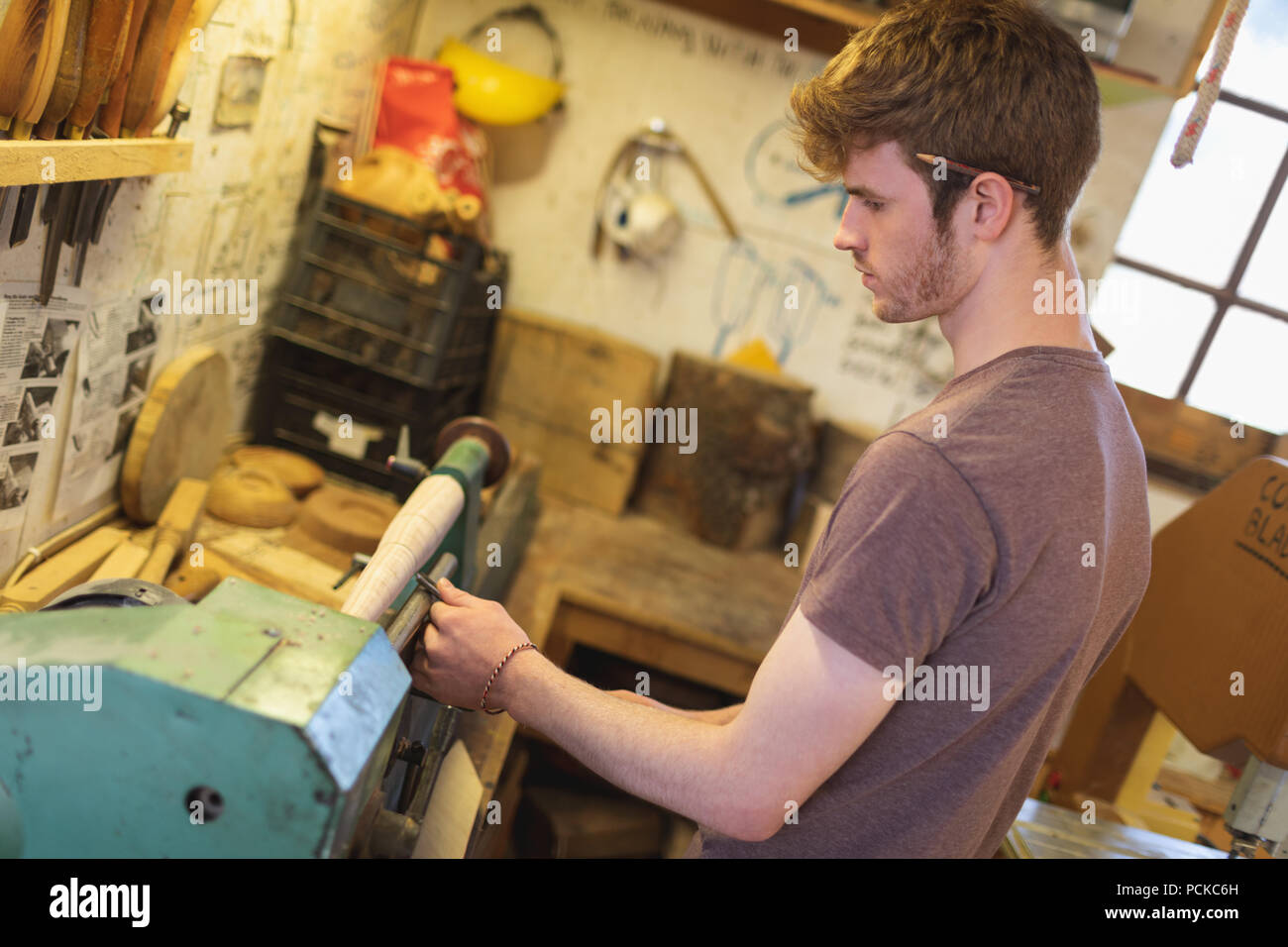 Falegname maschio sharping utensile sulla macchina Foto Stock