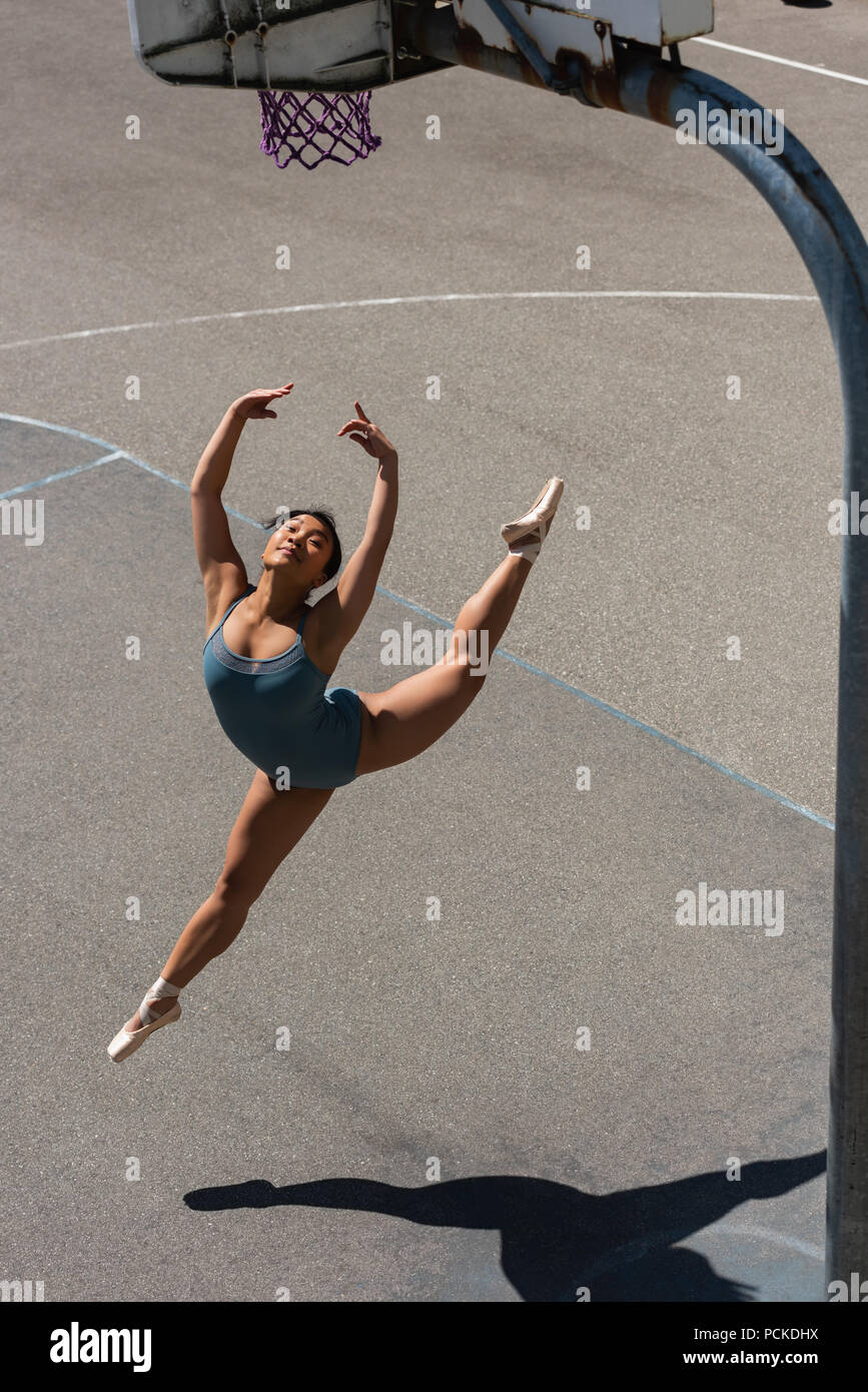 Femmina ballerino di danza nel campo di pallacanestro Foto Stock