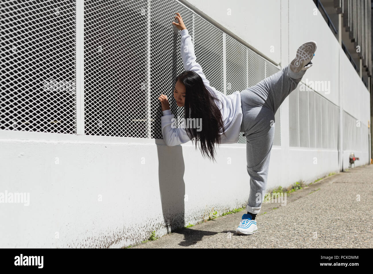 Ballerino femmina Dancing in the city Foto Stock