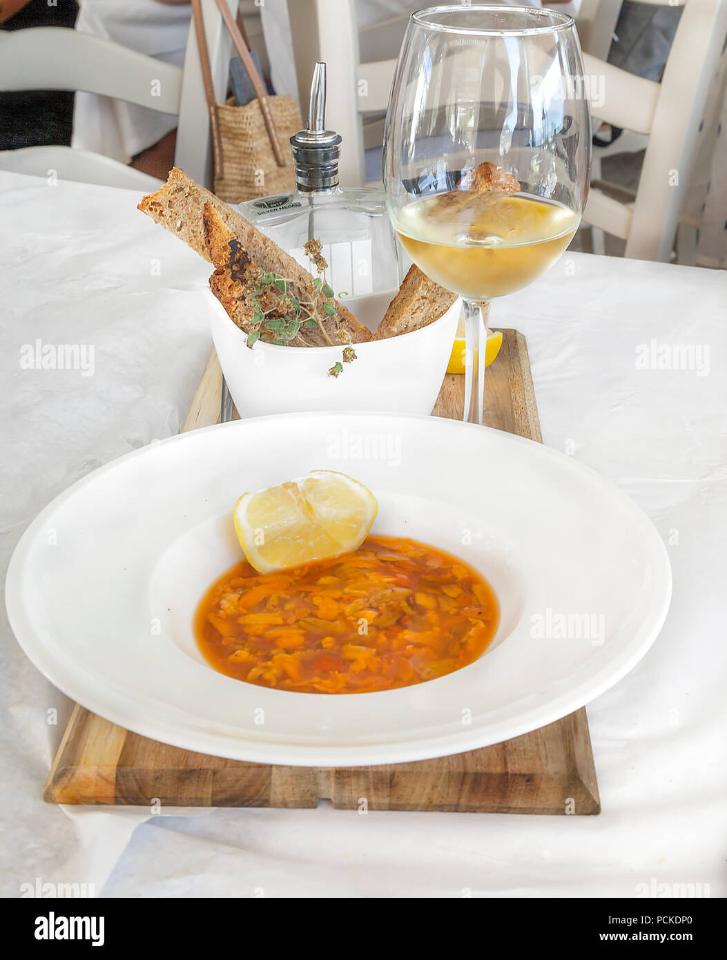 Fresh ricci di mare Antipasto servito e visualizzati su un tavolo con un bicchiere di vino bianco e marrone pane per accompagnare il delicato piatto . Immagine di stock. Foto Stock