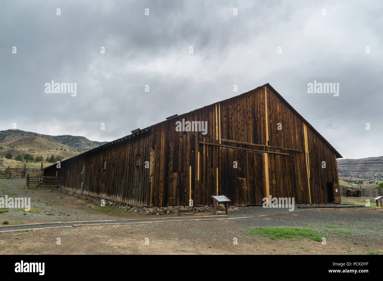Il vecchio fienile in legno edificio del Cant Ranch Museum di Pecora Gruppo Rock, John Day Fossil Beds, Dayville Central Oregon, Stati Uniti d'America. Foto Stock