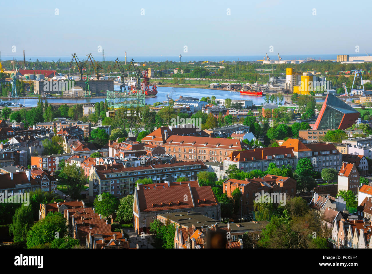 Gdansk cityscape, vista aerea del bordo settentrionale della città di Gdansk con le gru di Nowy porta in cantiere la distanza, Pomerania, Polonia. Foto Stock