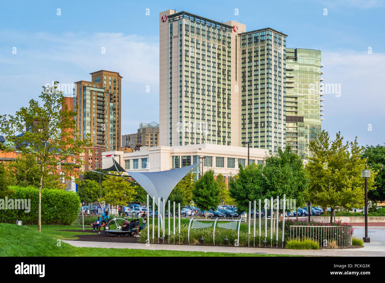 Pierce's Park ed edifici in porto a est, al Porto Interno di Baltimore, Maryland Foto Stock