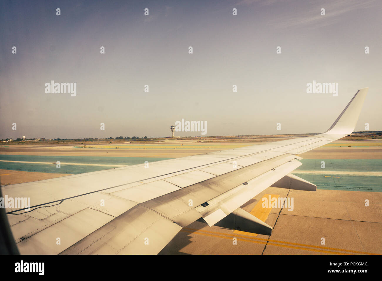 Barcellona, Spagna, 26 agosto 2017: atterraggio all'aeroporto di Barcellona vista dall'interno di un aereo commerciale Foto Stock