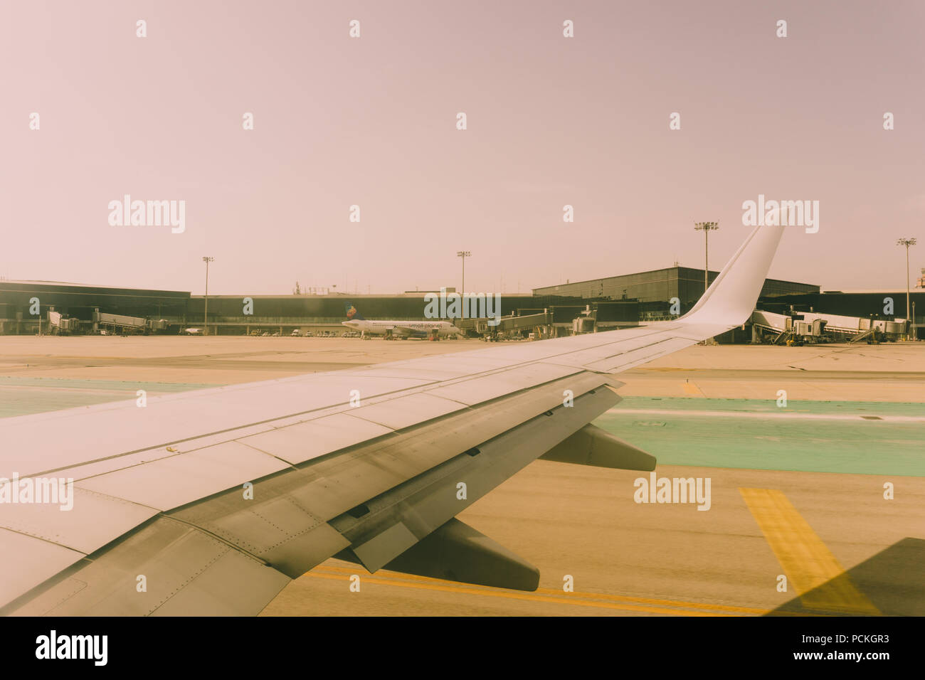 Barcellona, Spagna, 26 agosto 2017: pista di atterraggio per aerei da aeroporto di Barcellona vista dall'interno di un aereo commerciale Foto Stock