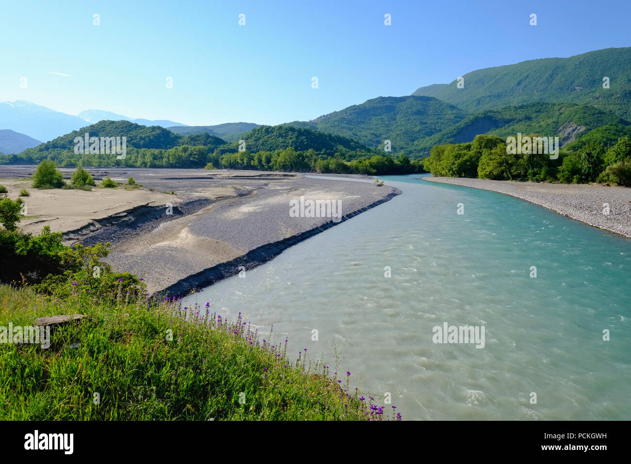 Fiume Vjosa, estuario del Sarandaporos, terra di confine per la Grecia, Qar Argirocastro, Gjirokastër, Albania Foto Stock