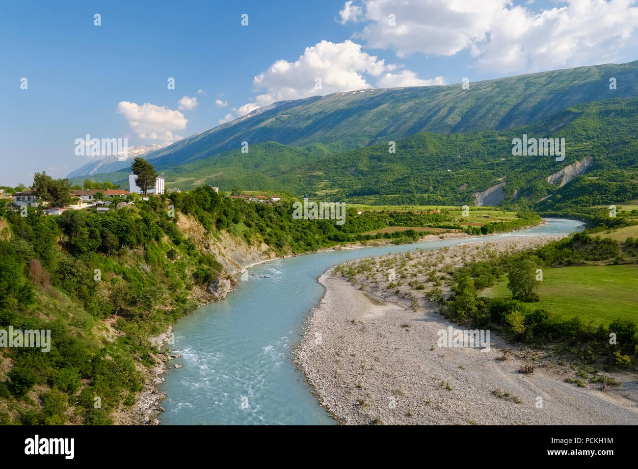 Fiume Vjosa, villaggio Piskovë, Argirocastro distretto, Gjirokastër, Albania Foto Stock