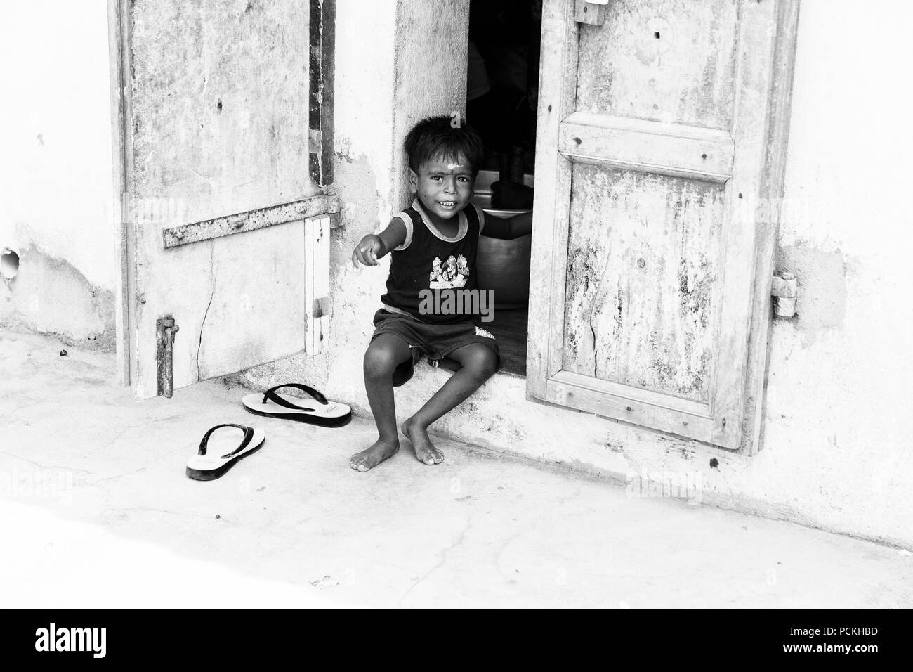 Pondicherry, PUDUCHERRY, Tamil Nadu, India - Settembre circa, 2018. Non identificato un povero ragazzo indiano con un sorriso e gli occhi gravi guarda nella telecamera Foto Stock